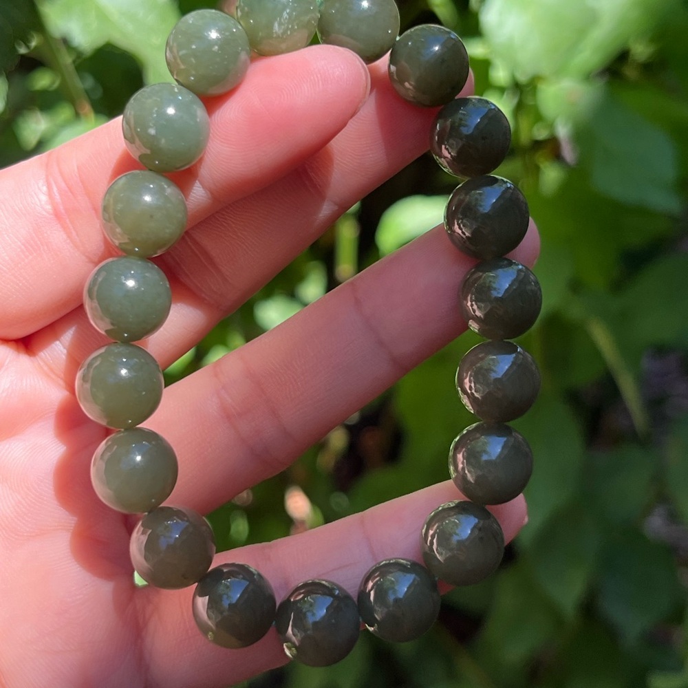 10.5mm stretchable green‎ jade bracelet - Picture 7 of 7
